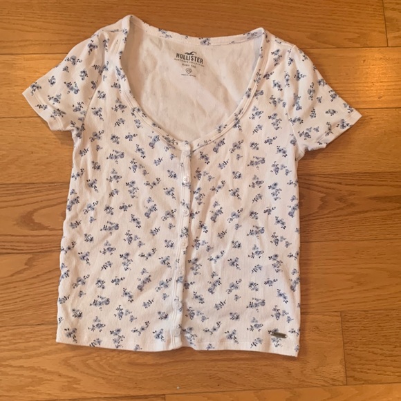 This is a supper soft tee from Hollister. It is never worn and has no stains etc - Picture 1 of 5